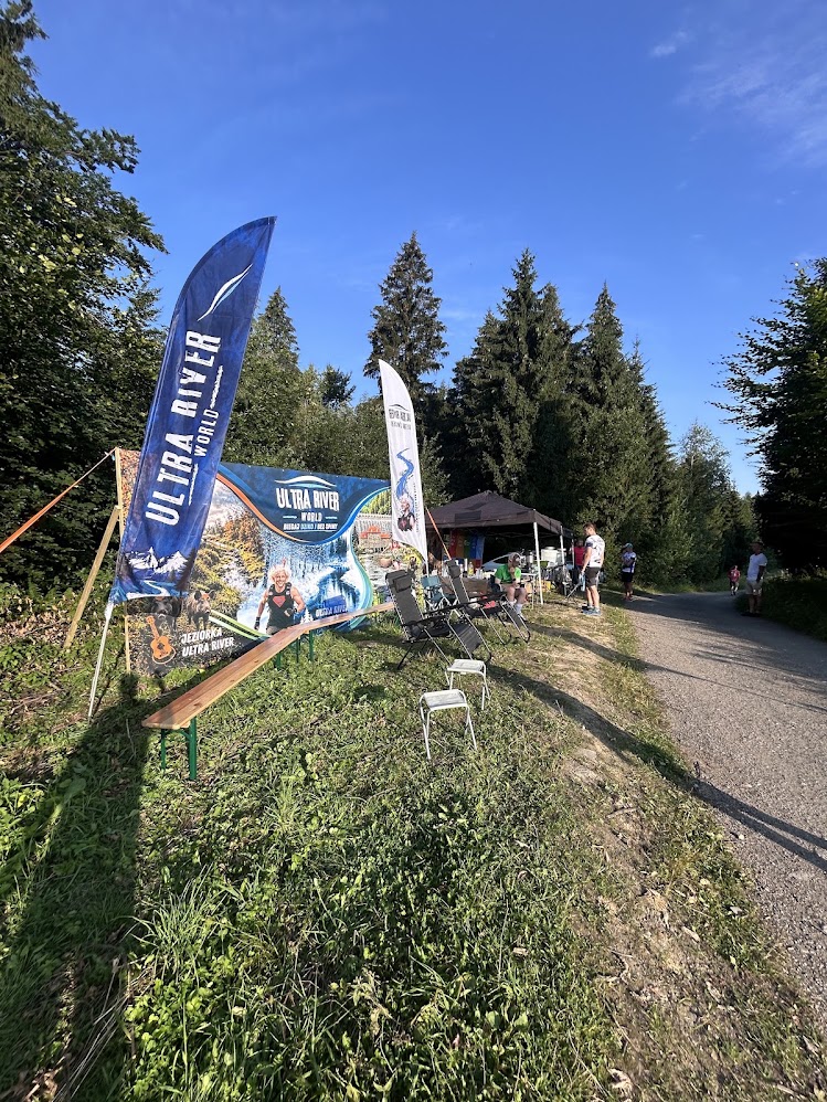 Punkt odżywczy Ultra River z flagami na trasie Gorce Ultra Trail