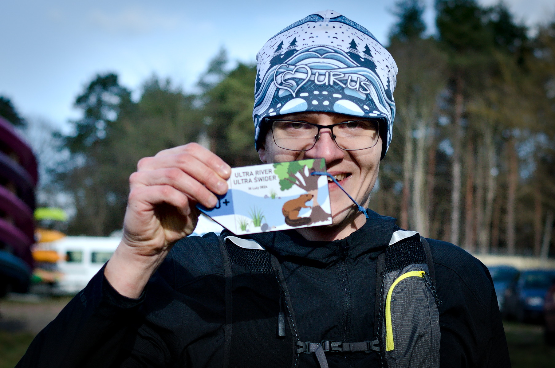 Biegacz prezentuje pamiątkową kartę Ultra River Ultra Świder