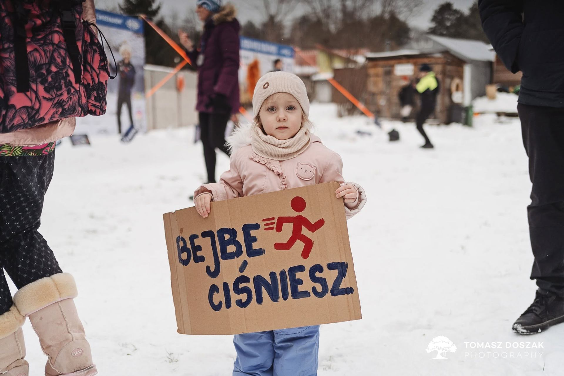 Mała kibicka z tabliczką „Bejbe ciśniesz” na mecie URUŚ