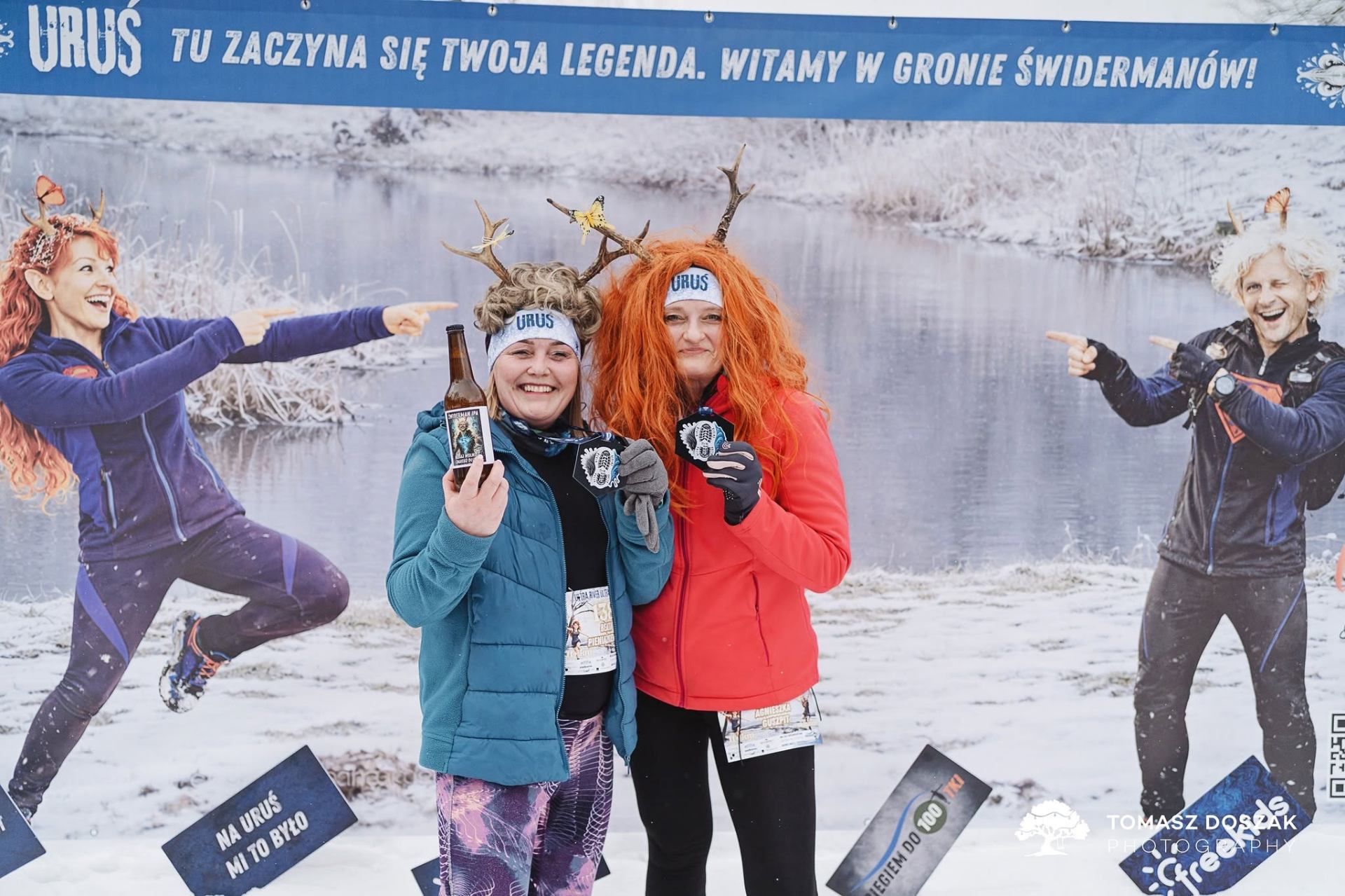Dwie Świdermanki z medalami i piwem Świderman IPA na mecie zimowego URUŚ