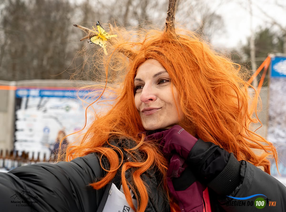 Uczestniczka URUŚ w rudej peruce z motylem — portret na mecie