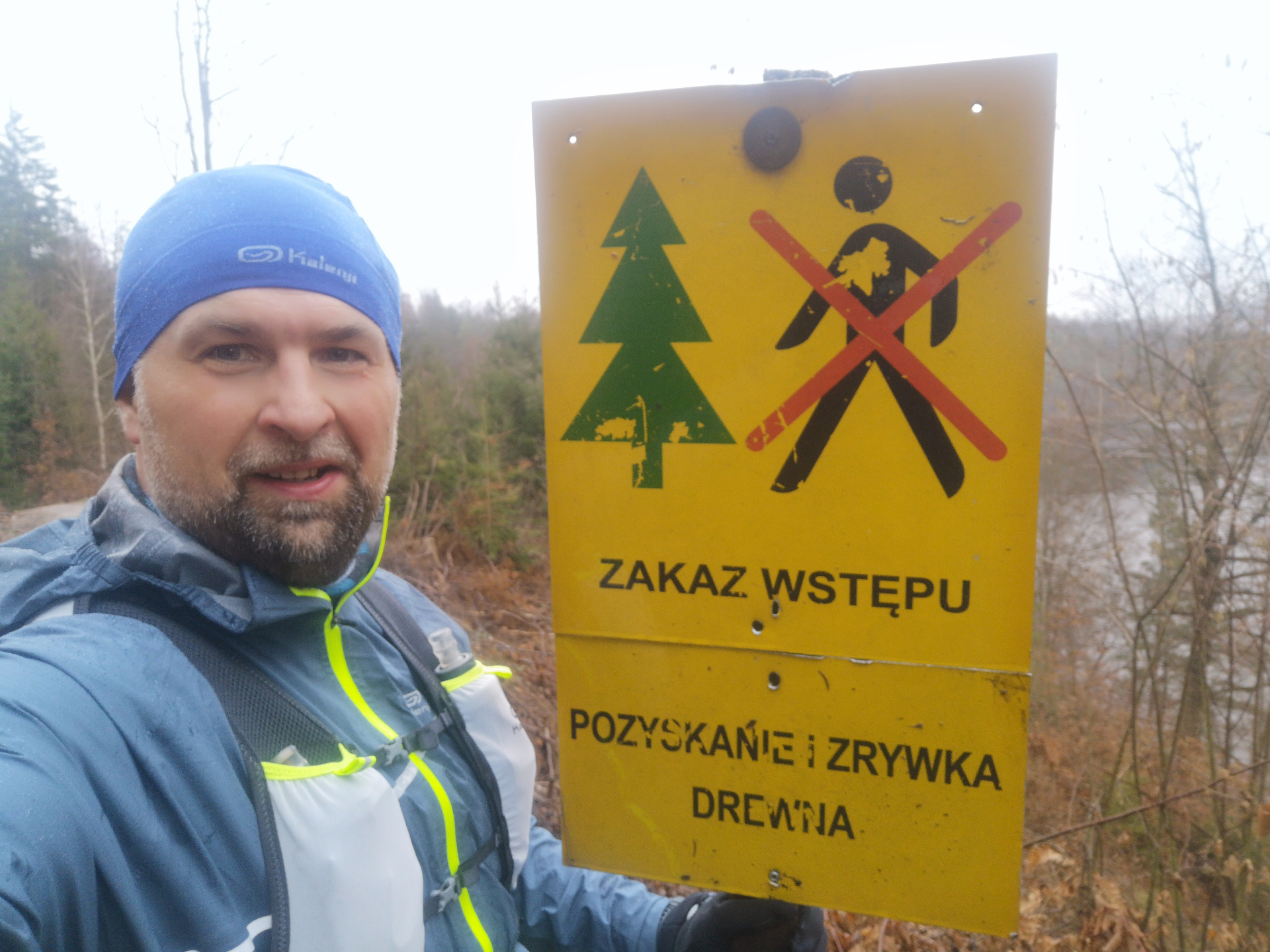 Biegacz przy tablicy Zakaz wstępu w lesie nad Bobrem