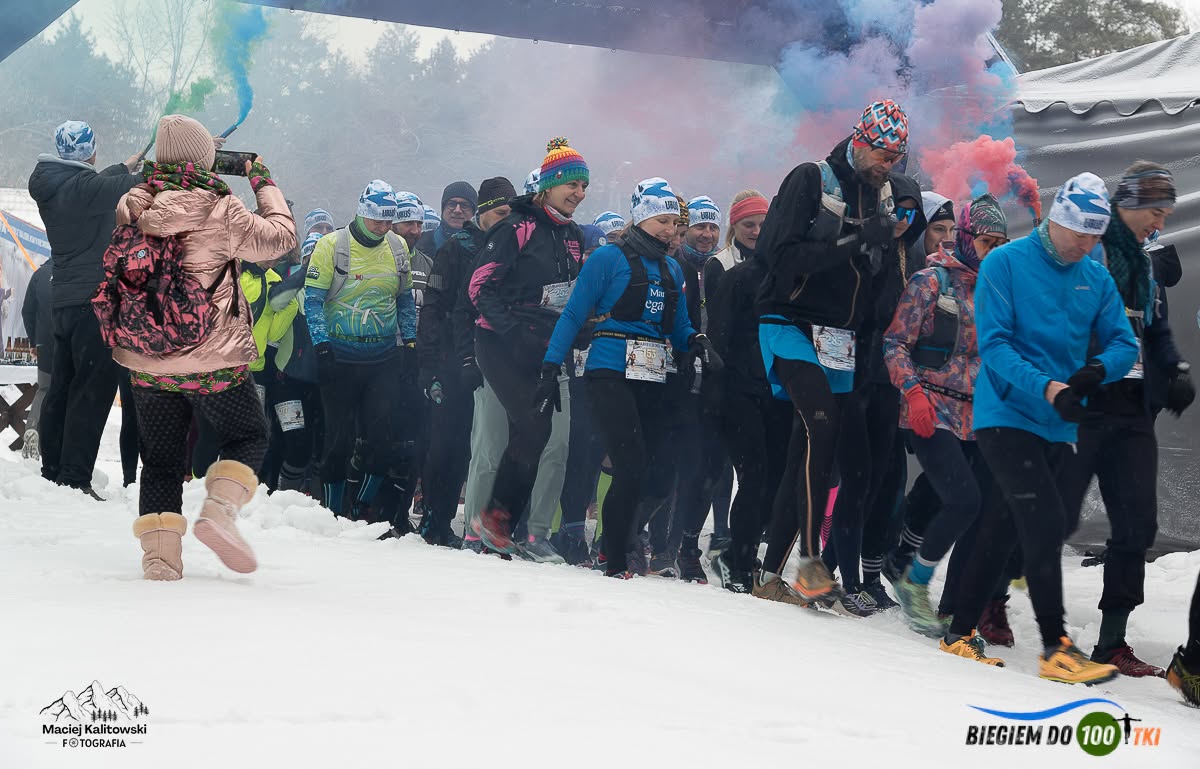 Start URUŚ w kolorowym dymie — peleton rusza w śnieżną trasę